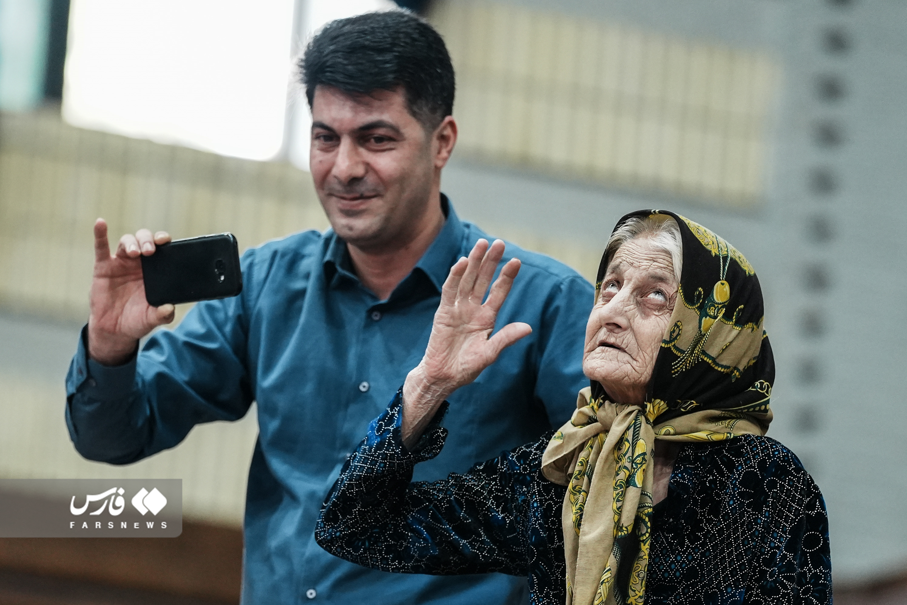 (عکس) خوشحالی جالب مادربزرگ از پیروزی نوه کشتی‌گیرش در سالن هفت تیر