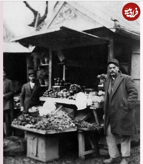 (تصویر) نمایی از یک میوه فروشی در بازار رشت؛ یک قرن قبل