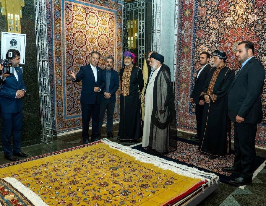 عمامه بنفش و قرمز او نشانه چیست؟