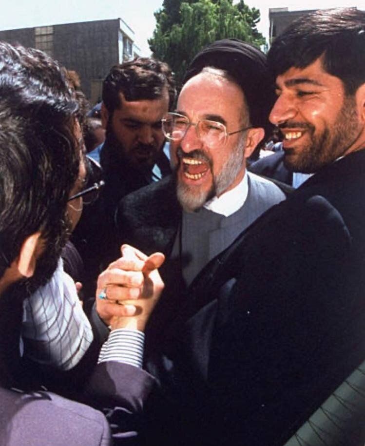عکس کمتر دیده‌شده از فریاد شادی خاتمی پس از پیروزی