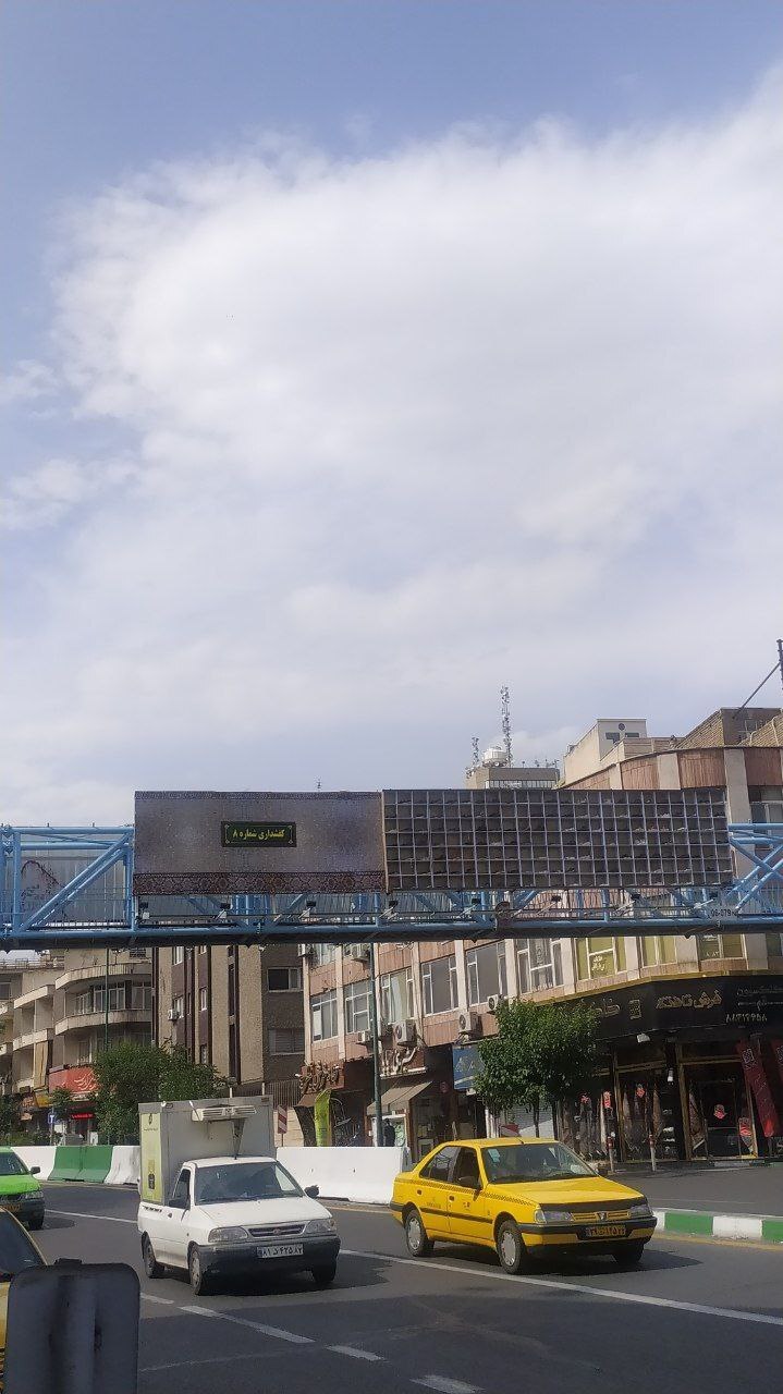 (تصاویر) جاکفشی عجیب و عظیم در پل هوایی در تهران!