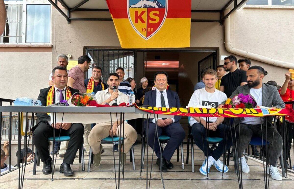 سخنرانی علی کریمی در جمع دانش آموزان ترکیه ای