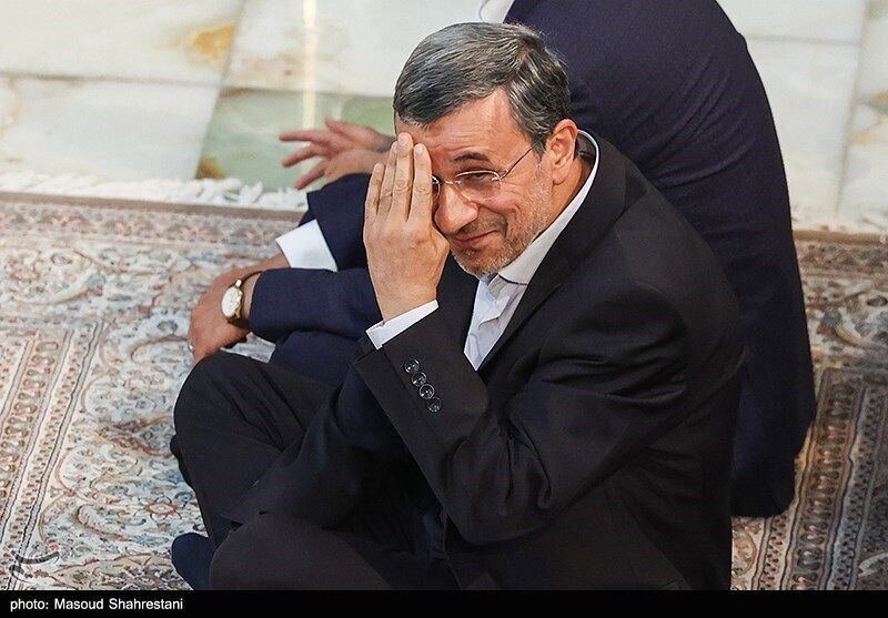 (عکس) ژست خاص احمدی نژاد در مراسم ارتحال امام خمینی