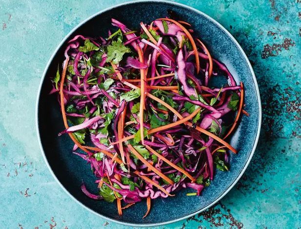 رنگین کمان را بخور! 5 سالاد دیدنی که به شما کمک می کند گیاهان زیادی در هفته بخورید رنگین کمان را بخور! 5 سالاد دیدنی که به شما کمک می کند گیاهان زیادی در هفته بخورید