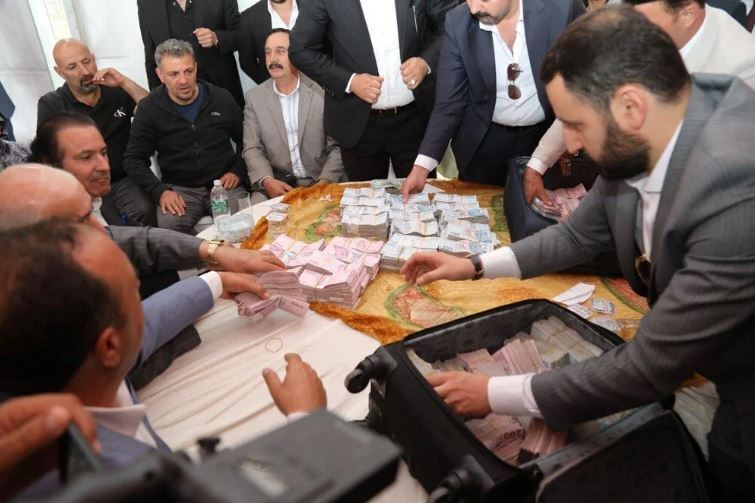 (تصاویر) عروسی جنجالی در ترکیه؛ از عروس غرق در طلا تا چمدان‌های پر از پول
