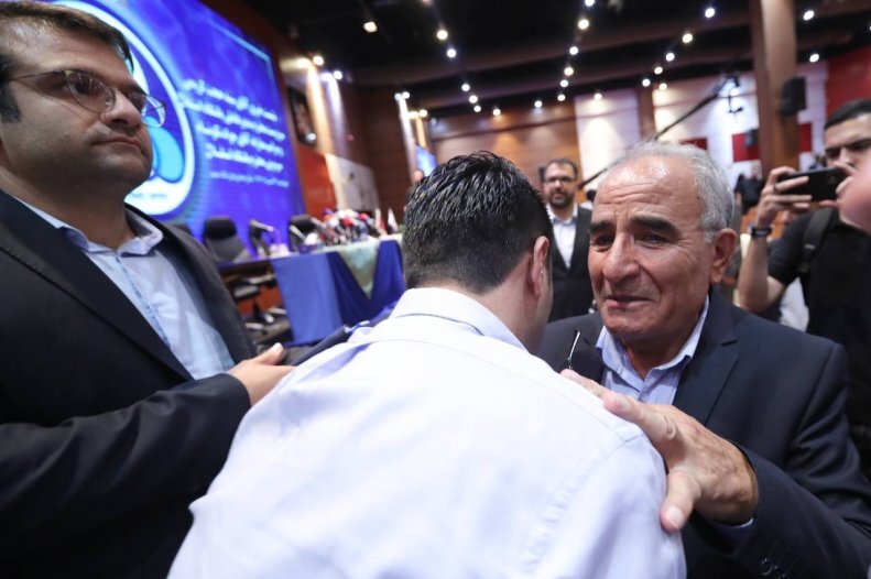 (عکس) بوسه جواد نکونام بر دستان پدرش