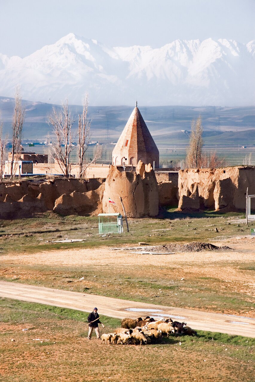 (تصاویر) خاک این روستای ایران را از بهشت آورده‌اند