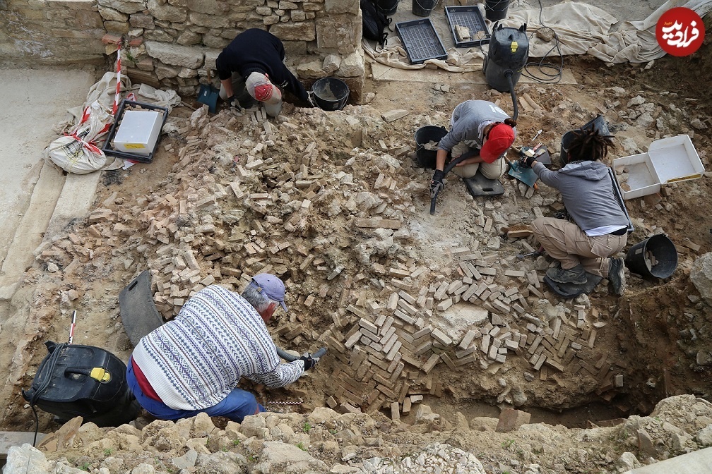 (تصاویر) کشف یک خانۀ ۲ هزارساله و پر از «نقاشی» در زیر کارخانۀ بلورسازی