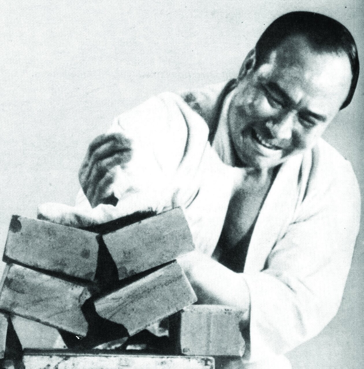 (تصاویر) قوی‌ترین مشت دنیا؛ این مرد با دو مشت گاوهای وحشی را می‌کشت