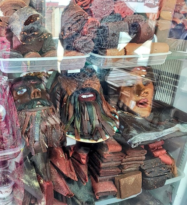 (تصویر) دکور خاص این مغازه شما را وحشت‌زده می‌کند