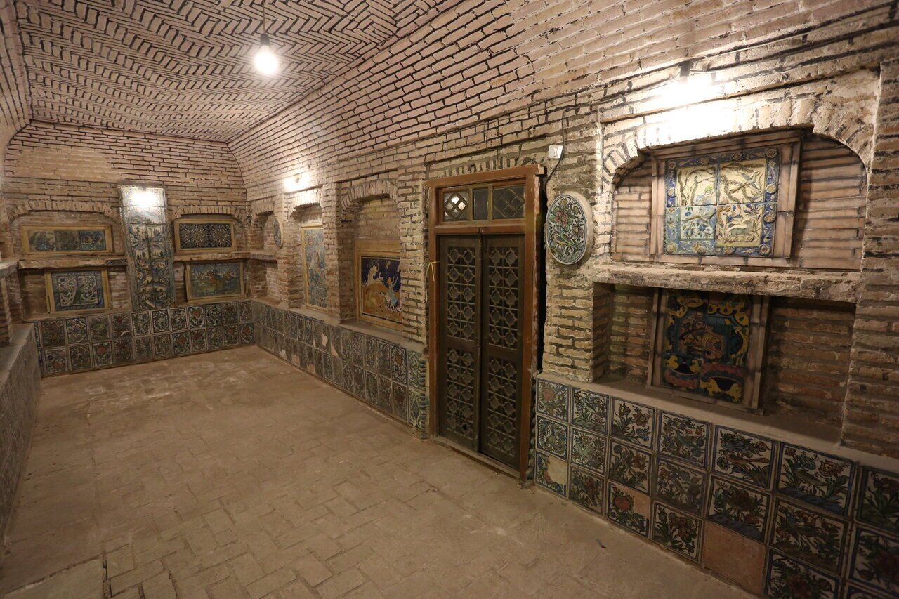 عمارت زیبای نسقچی قاجار کجاست؟ /عکس‌های زیر خاکی شاه قاجار روی دیوار