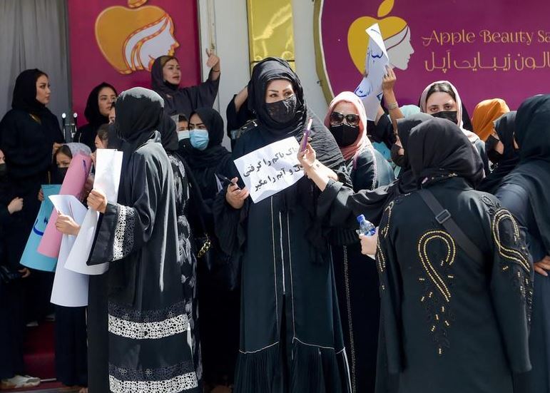 پیام طالبان به رانندگان تاکسی: روسری کافی نیست!