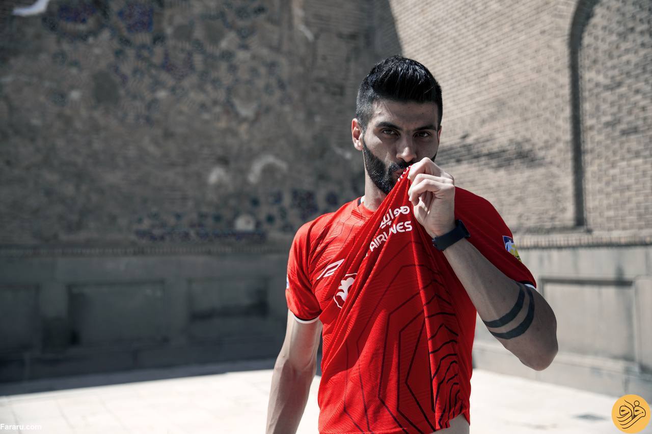 (عکس) بوسه جنجالی یک پرسپولیسی بر لوگوی تراکتور!