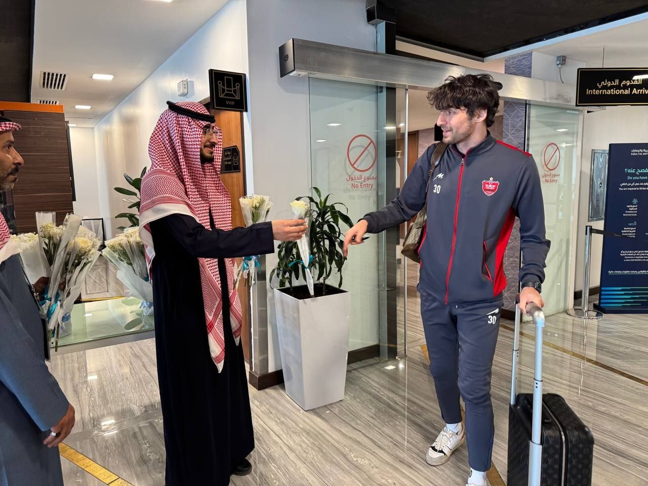 (عکس)استقبال از پرسپولیس در عربستان با گل رز