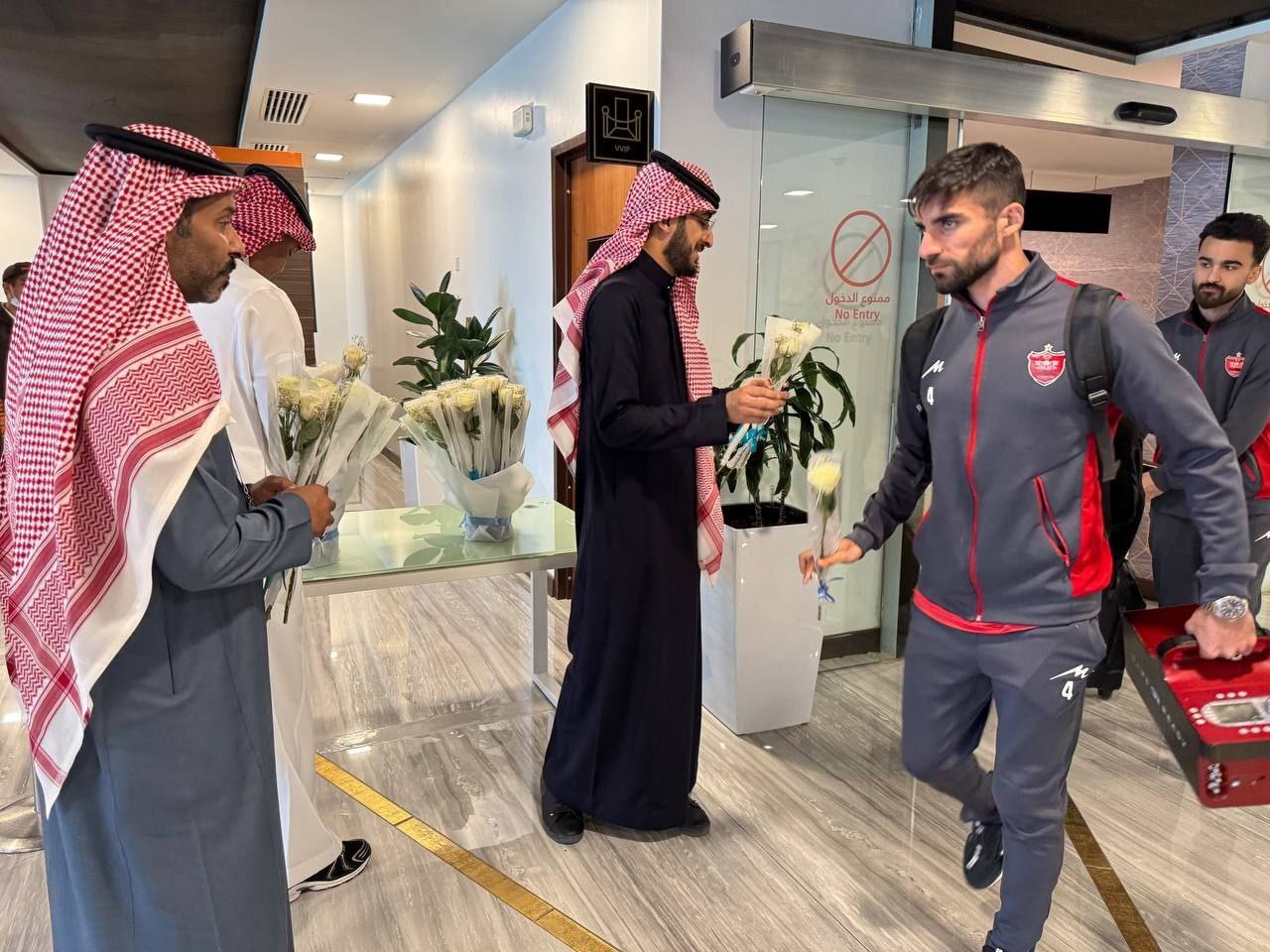 (عکس)استقبال از پرسپولیس در عربستان با گل رز