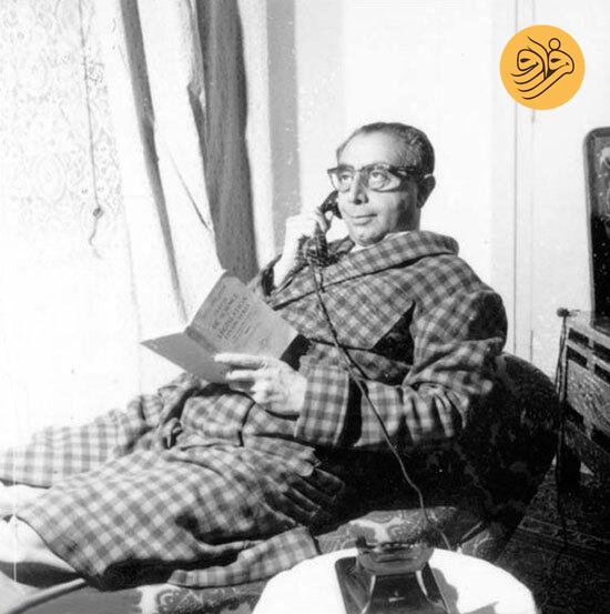 یک عکس یک روایت: علی امینی در منزل و در حال مکالمه تلفنی