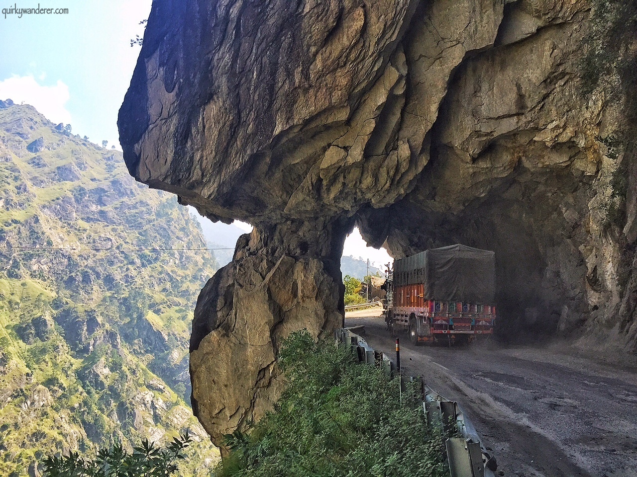 (عکس) نمایی وحشتناک از جاده ای معروف در هند