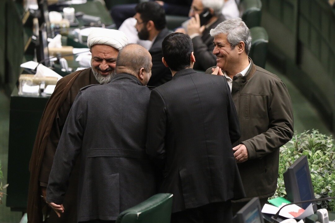 عکسی از بوسه آتش‌‌زننده برجام بر پیشانی قالیباف