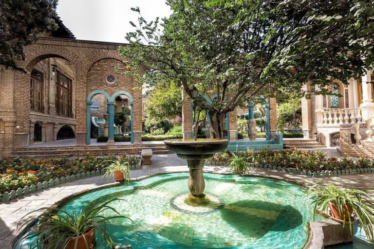 (تصویر) خانه‌ای در یوسف‌آباد که دیوار سبز و حوض آبی‌اش نظیر ندارد