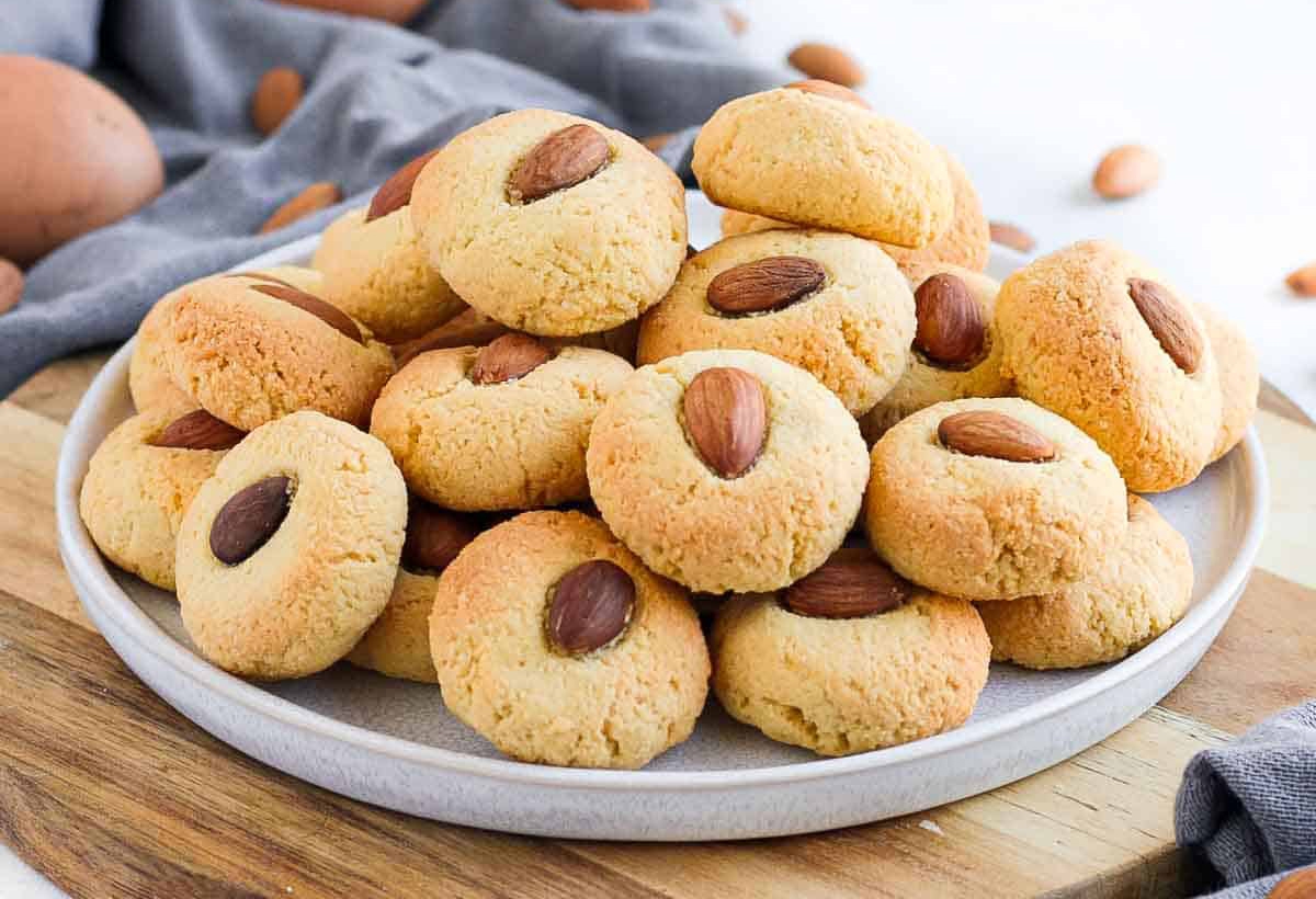 طرز تهیه قرابیه بادامی؛ شیرینی خوشمزه و شیک ترکی