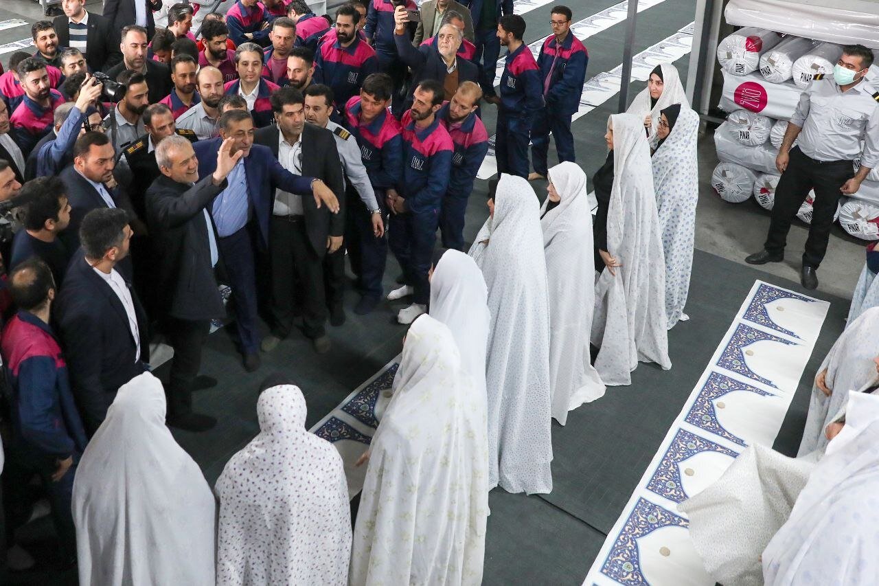 (تصاویر) نماز جماعت مسعود پزشکیان درکنار کارگران یک کارگاه