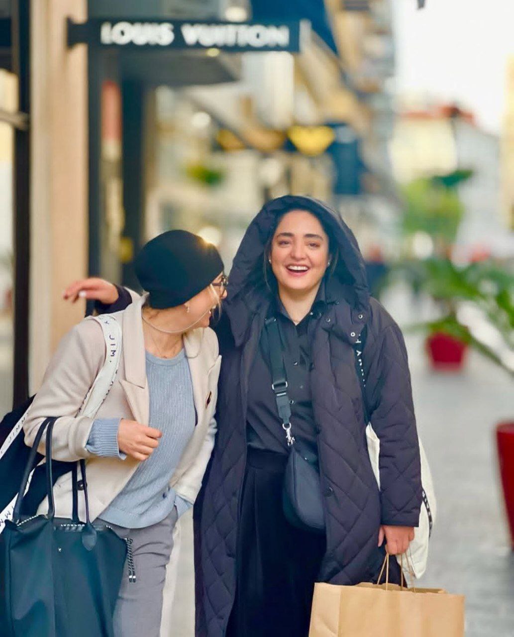 تصویری از سفر نوروزی نرگس محمدی و فریبا نادری به شهر نیس فرانسه