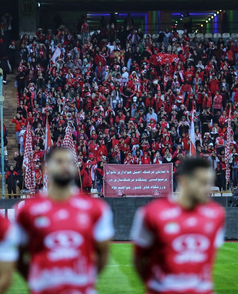 تصاویر؛ شعارهای زیبای بانوان هوادار پرسپولیس مقابل استقلال خوزستان