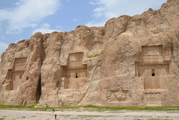 سفر به گورستان مرموز شاهان بزرگ هخامنشی در نقش رستم؛ چرا شاهان هخامنشی اینجا دفن شدند؟