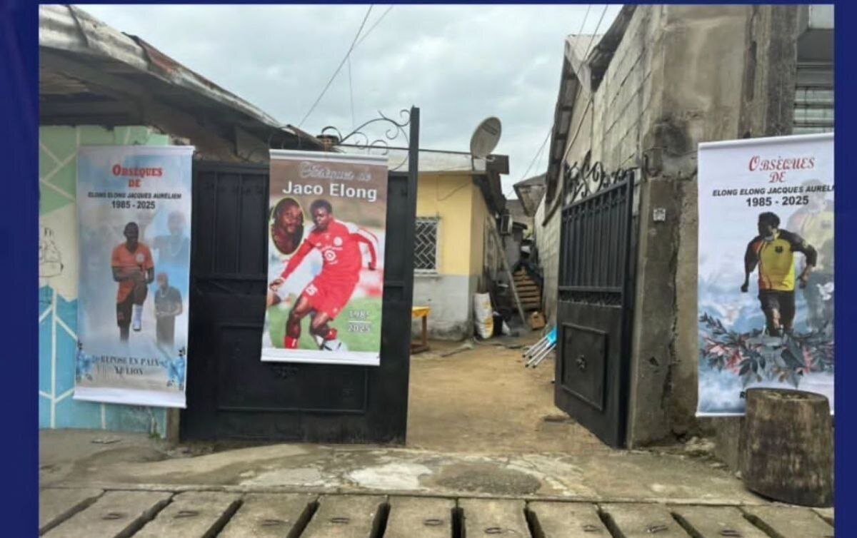 تصاویر؛ بنر ترحیم الونگ در لباس پرسپولیس مقابل درب منزل