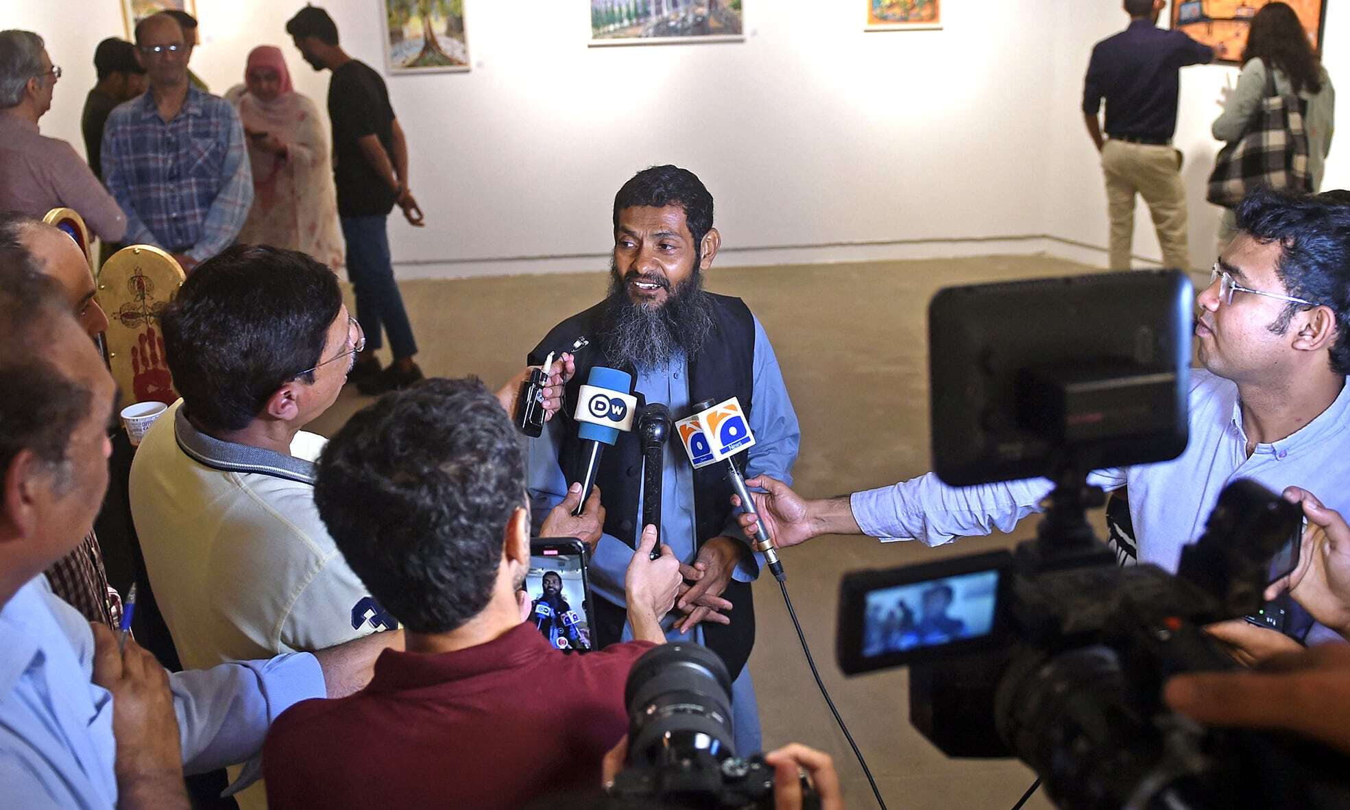 مردی آزاد، اما در هم شکسته؛ روایت زندانی نقاش از بازداشتگاه گوانتانامو