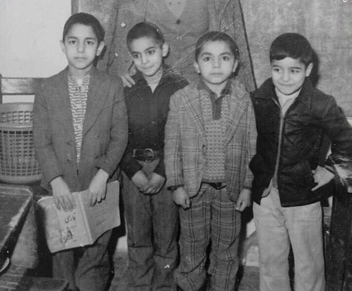(تصویر) عکسی خنده دار از “مهران مدیری” در کلاس اول