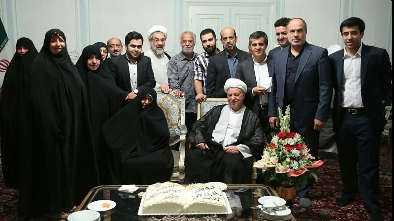 (عکس) تصاویری دیده نشده از تولد آیت الله هاشمی در کنار خانواده و دوستانش /نوشته متفاوت روی کیک