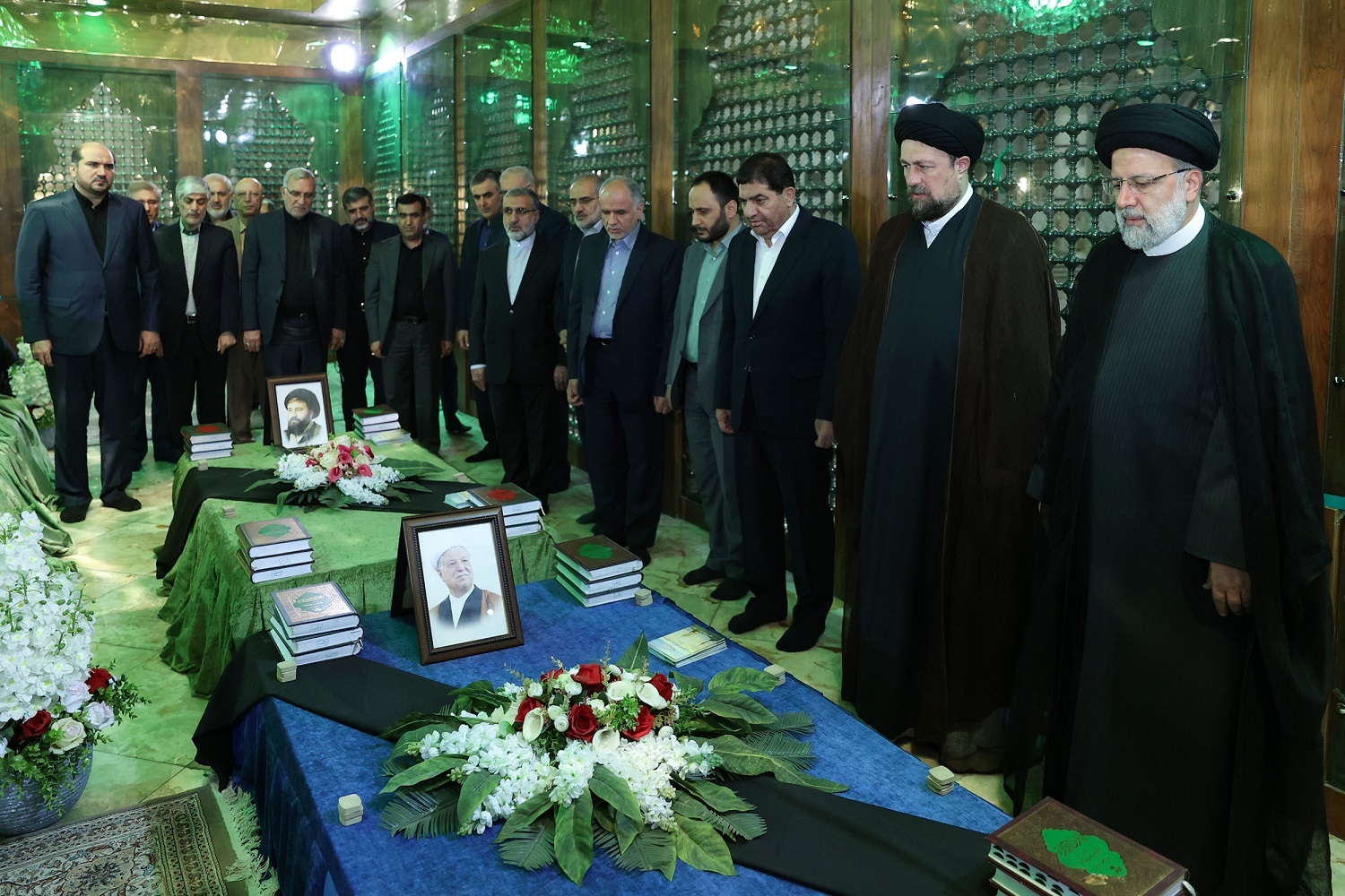 (عکس) فاتحه خوانی رئیسی بر مزار آیت الله هاشمی