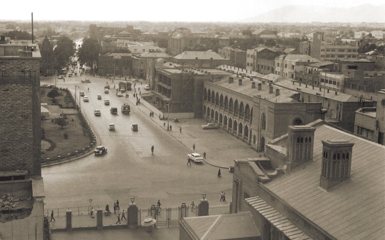 تصاویری نادر از تهران قدیم؛ وقتی که شتر‌ها در میدان آزادی قدم می‌زدند