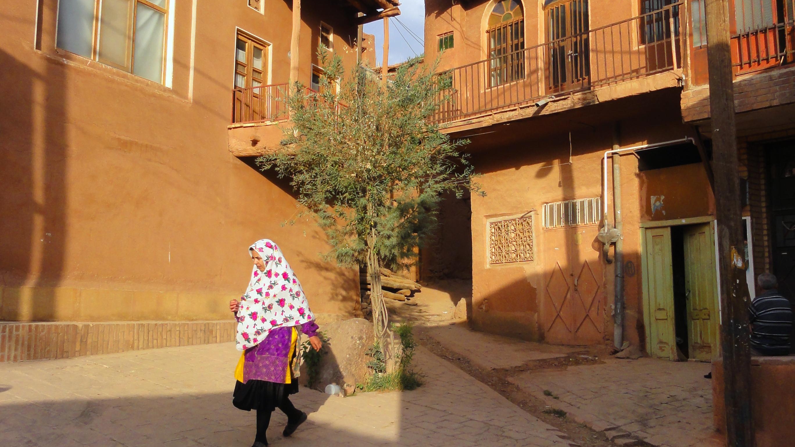 سرخ‌ترین روستای ایران؛ لباس سنتی زنان این روستا ثبت ملی شده است
