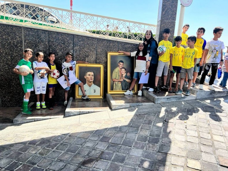 (تصاویر) کودکان ایرانی با پیراهن النصر جلوی هتل رونالدو صف کشیدند