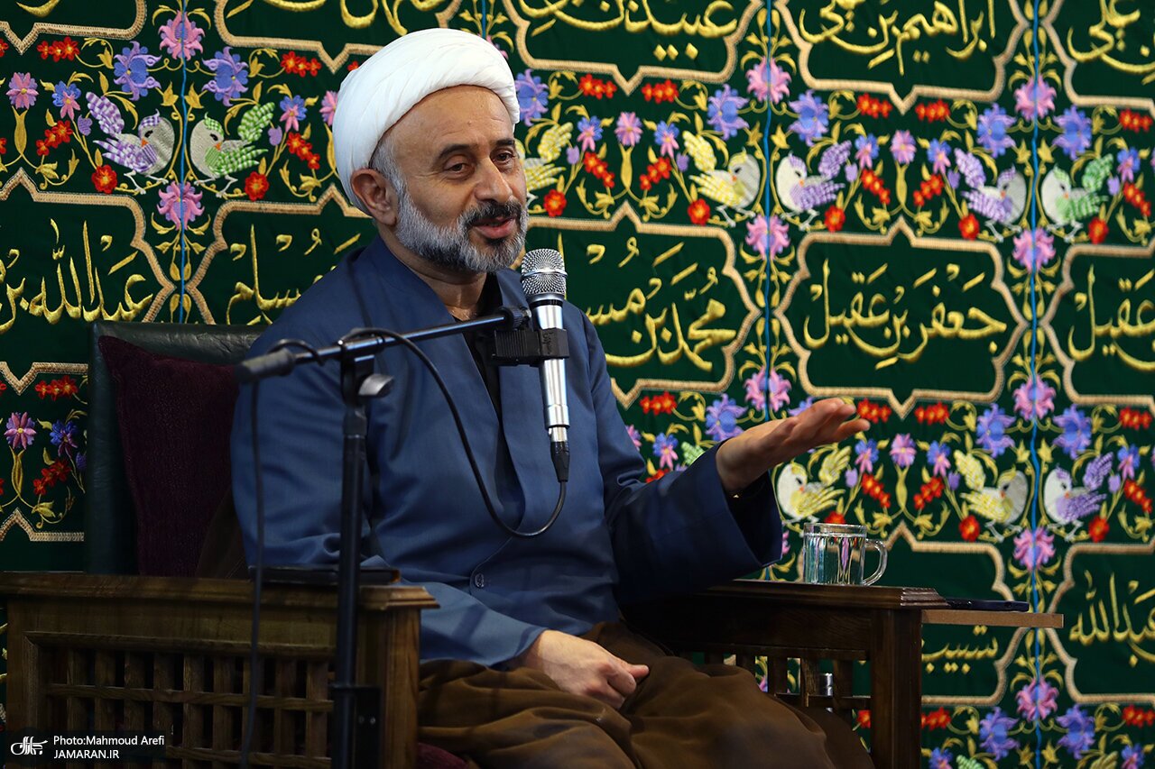 (عکس) برادر رهبر انقلاب پای سخنرانی این روحانی منتقد نشست