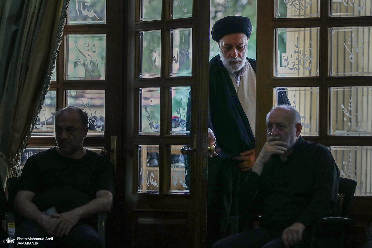(عکس) برادر رهبر انقلاب پای سخنرانی این روحانی منتقد نشست