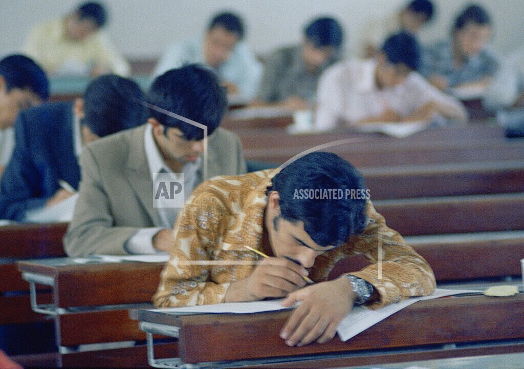 (عکس) برگزاری کنکور در دهه ۵۰؛ حضور داوطلبان پسر و دختر