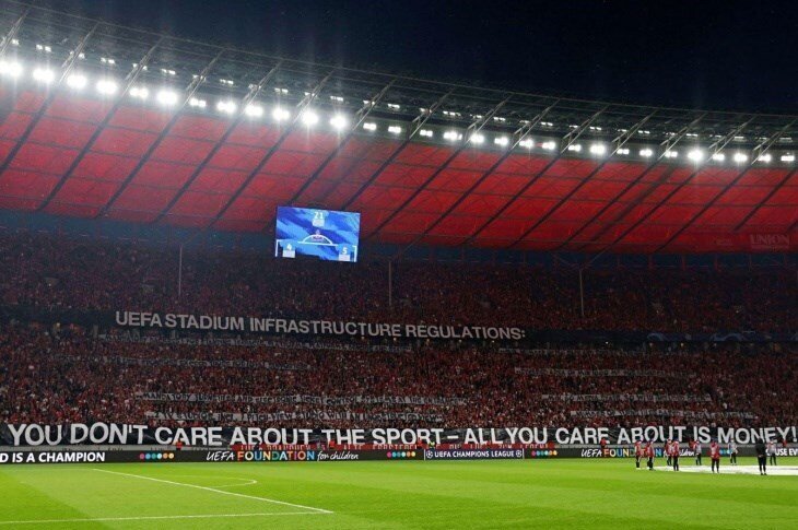 (عکس) بنر جنجالی در لیگ قهرمانان