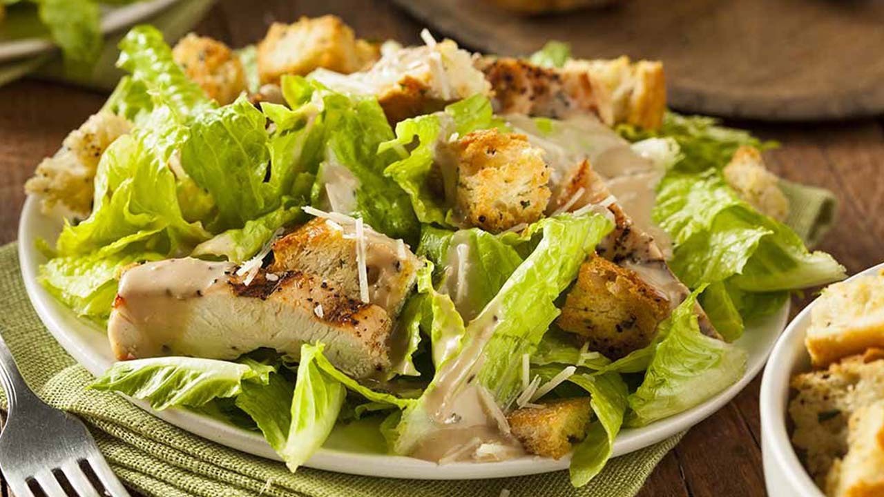 دستور تهیه سالاد سزار به سبک رستورانی اینجاست!