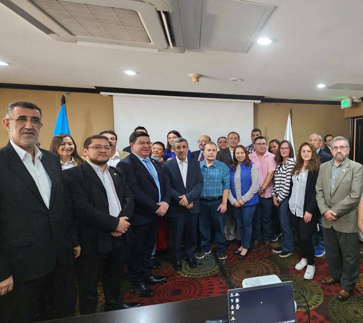 (تصاویر) احمدی‌نژاد راهی ایران شد
