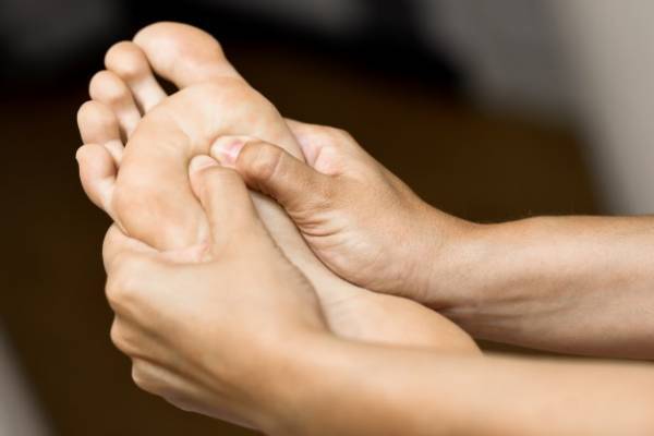 دلایل خواب رفتن دست و پا را جدی بگیرید! + ۲۷ علت مهم