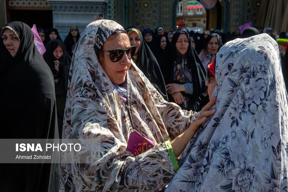 (عکس) گردشگران خارجی با چادر در قم