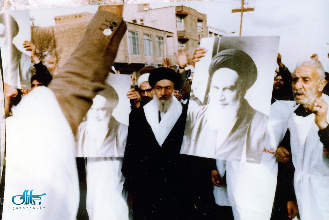 عکسی از رهبر انقلاب در دوران جوانی / این روحانی معروف کیست؟