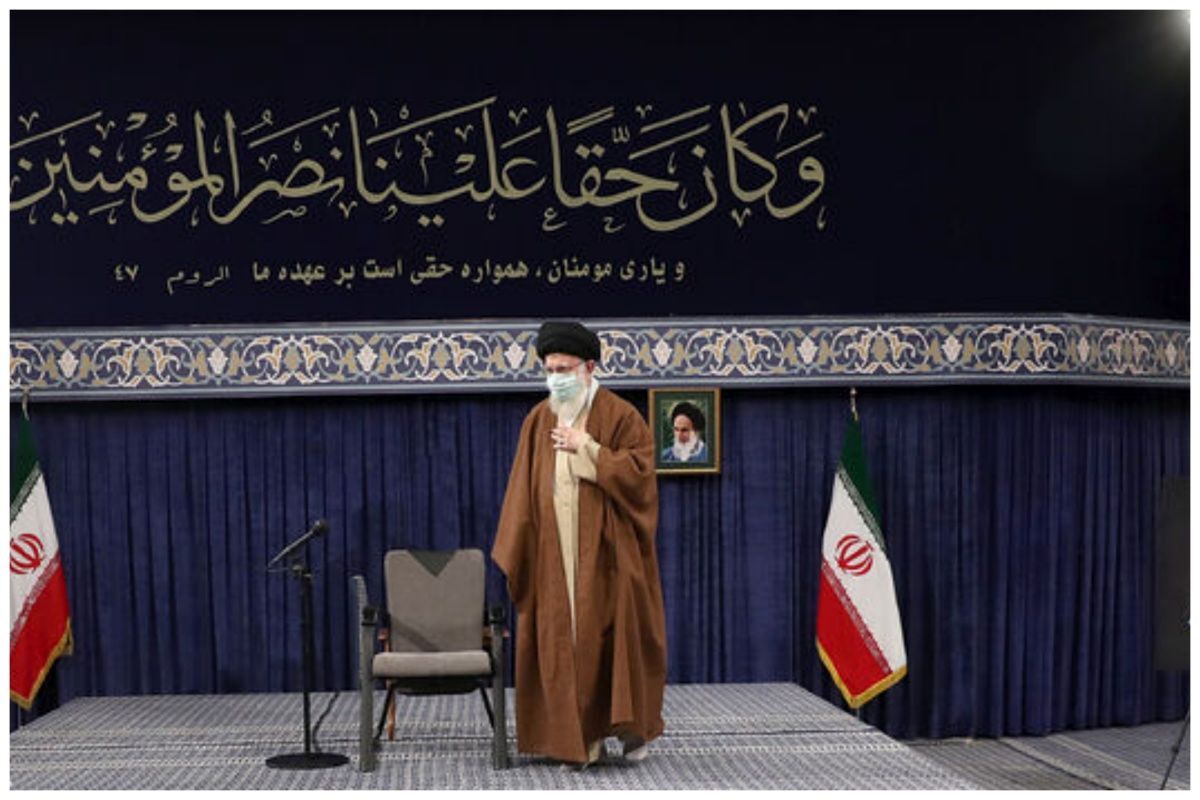 (عکس) آیه نصب شده در محل سخنرانی امروز رهبری