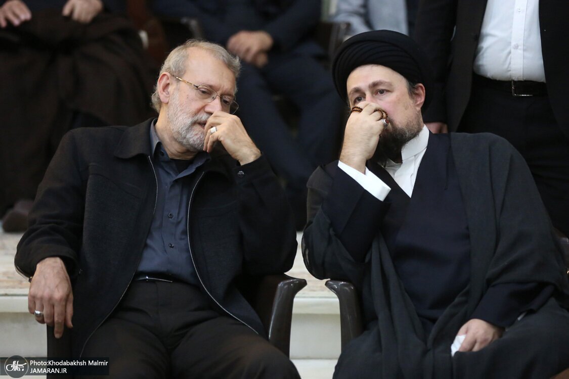 (عکس) گپ و گفت علی لاریجانی و سیدحسن خمینی در مراسم چهلم نوه اصلاح طلب معروف