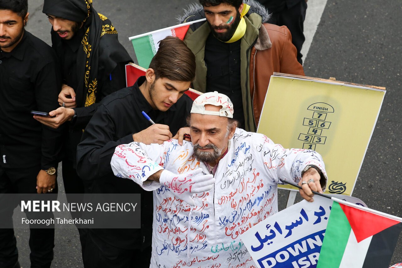 (عکس) مرد کفن پوش در راهپیمایی ۱۳ آبان