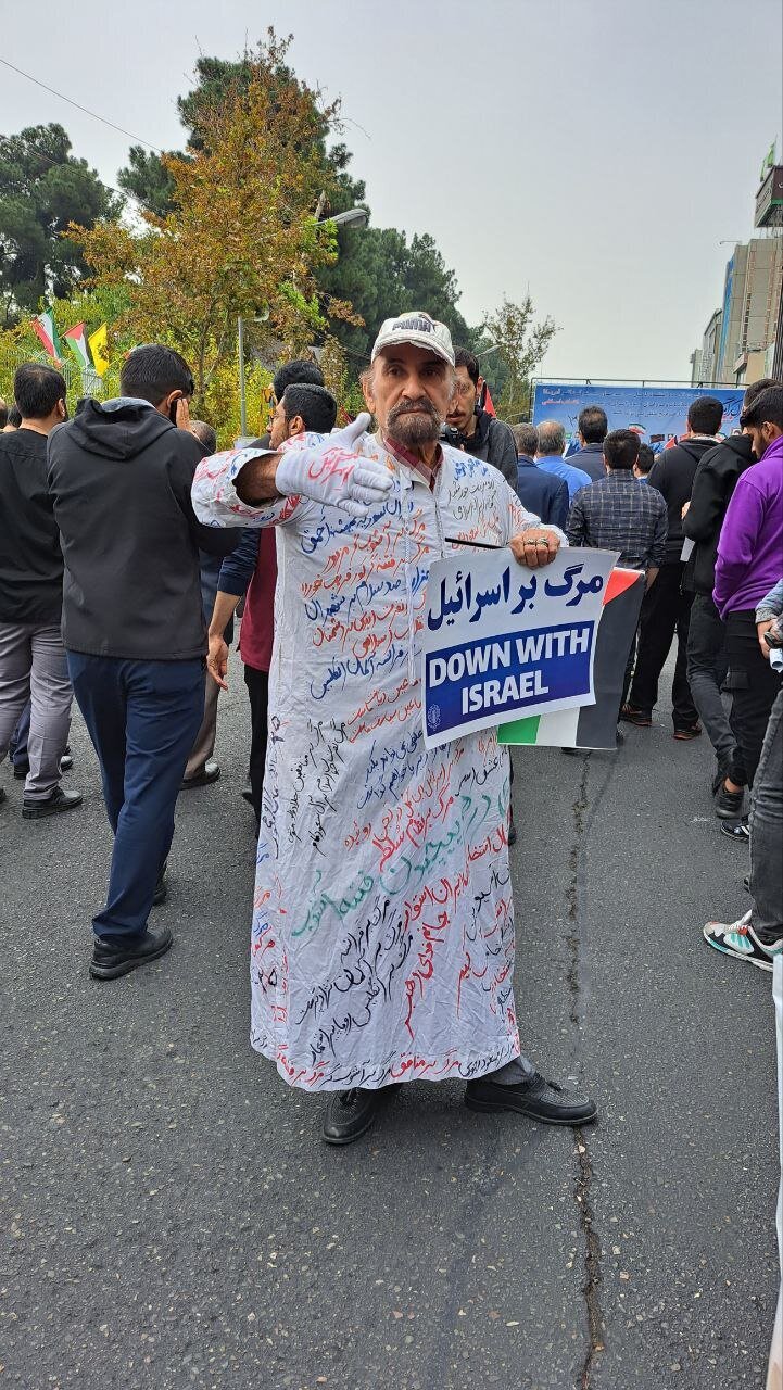 (عکس) مرد کفن پوش در راهپیمایی ۱۳ آبان