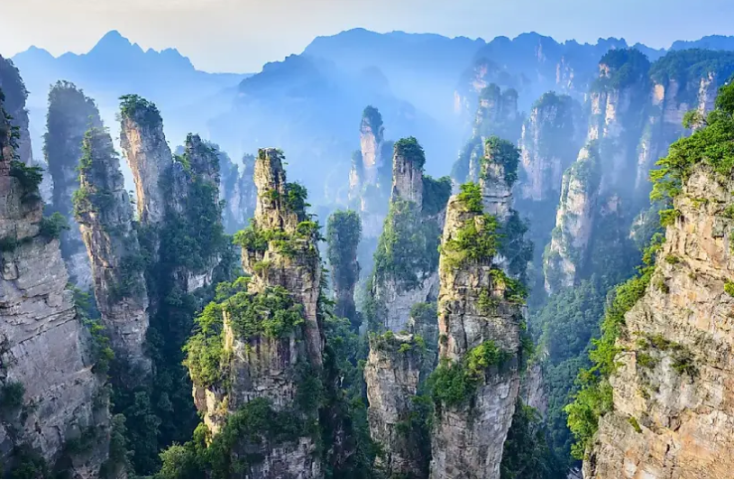 (تصاویر) عجیب‌ترین مغازه جهان که از صخره‌ای به ارتفاع ۱۲۰ متر آویزان شده است